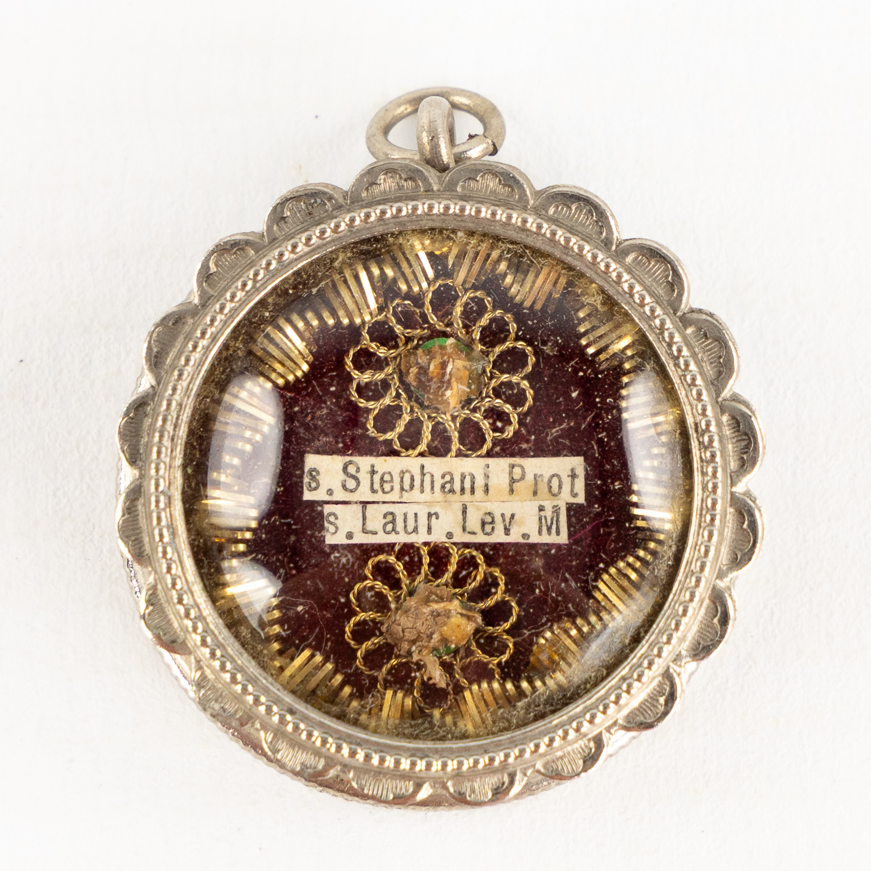 Een verzegelde multitheca met relikwieën voor de Heilige Stefanus Protomartyr en Laurentius van Rome, inclusief document. (L:2.8 cm)